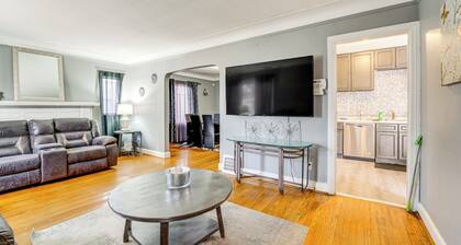 9 MI to Ford Field: Spacious Pet-Friendly Home