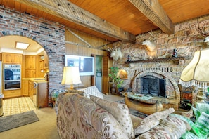 TV, fireplace, books, stereo - Waterfront Hood Canal Home w/ Pool Table! (Brinnon)