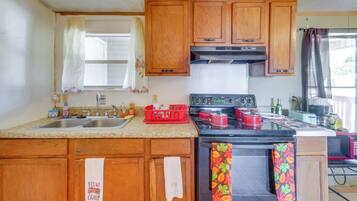 Kühlschrank, Mikrowelle, Herdplatte, Wasserkocher mit Kaffee-/Teezubehör