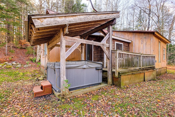 Property grounds - 4 Mi to Stratton Mountain Resort! Cabin w/ Hot Tub (Jamaica)