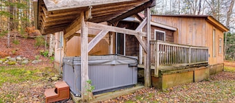 4 Mi to Stratton Mountain Resort! Cabin w/ Hot Tub
