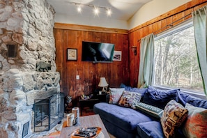 TV - 4 Mi to Stratton Mountain Resort! Cabin w/ Hot Tub (Jamaica)