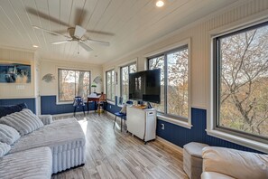 TV, fireplace, stereo - A Hidden Gem! Couple’s Escape w/ Dale Hollow Views (Byrdstown)