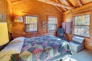 Desk, iron/ironing board, Internet, bed sheets - On-Site Trails, Pond! Rustic Harpers Ferry Cabin (Harpers Ferry)