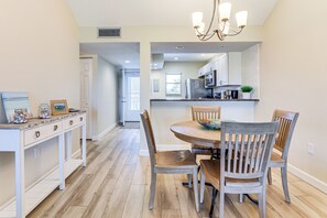 Dining - 6 Mi to Caspersen Beach! Country Club Condo (Venice)