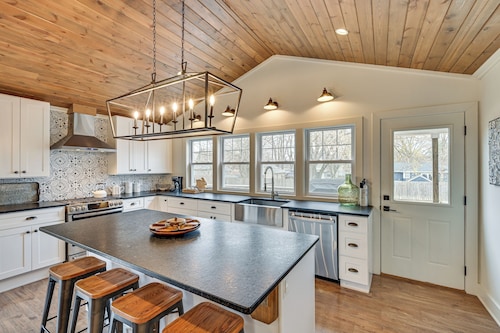 Steps to Elm St: Gorgeous Double-Lot Getaway