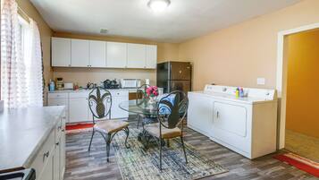 Kühlschrank, Mikrowelle, Herdplatte, Wasserkocher mit Kaffee-/Teezubehör