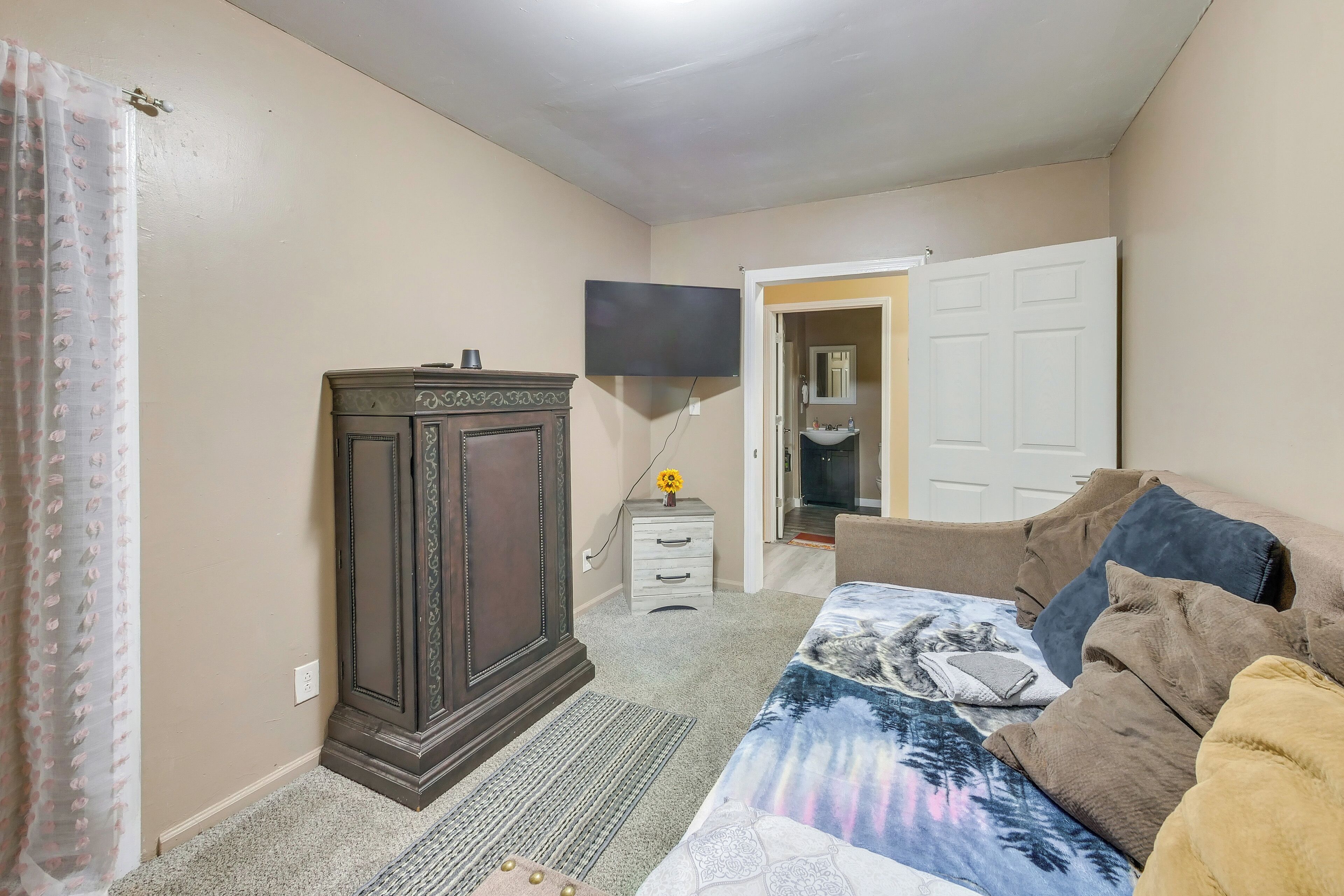 6 bedrooms, iron/ironing board, Internet, bed sheets