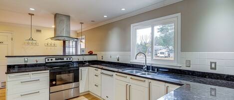 Refrigerador, parrilla de estufa, lavavajillas y cafetera y tetera