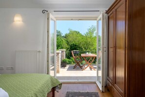 Iron/ironing board, free WiFi, bed sheets