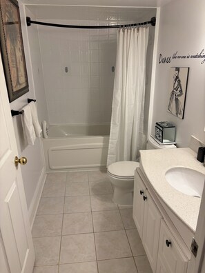 Toallas, jabón, papel de baño 