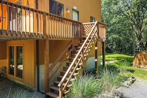 A wooden building with a wooden staircase leading to a balcony. - 5BR Poconos Cabin Near Jim Thorpe, Sleeps 10 (Jim Thorpe)