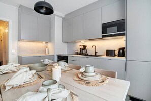 Kühlschrank, Mikrowelle, Ofen, Herdplatte