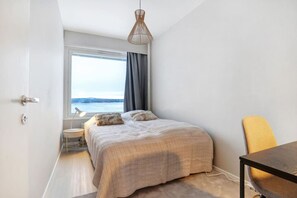 Desk, WiFi, bed sheets - Arctic River Panorama Suite By Lapland Host (Rovaniemi)