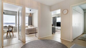 Eine moderne Wohnung mit großem Fenster, Essbereich, Schlafzimmer und Wohnzimmer.