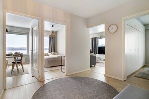 Desk, WiFi, bed sheets - Arctic River Panorama Suite By Lapland Host (Rovaniemi)