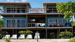 Un edificio de dos pisos con un letrero que dice 'QuatroVista.com' y un letrero que indica 'PRIVADO'.