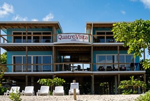 Exterior - Quatro Vista Oasis: Modern 900sqft Oceanfront Suite & Bunks (Utila)
