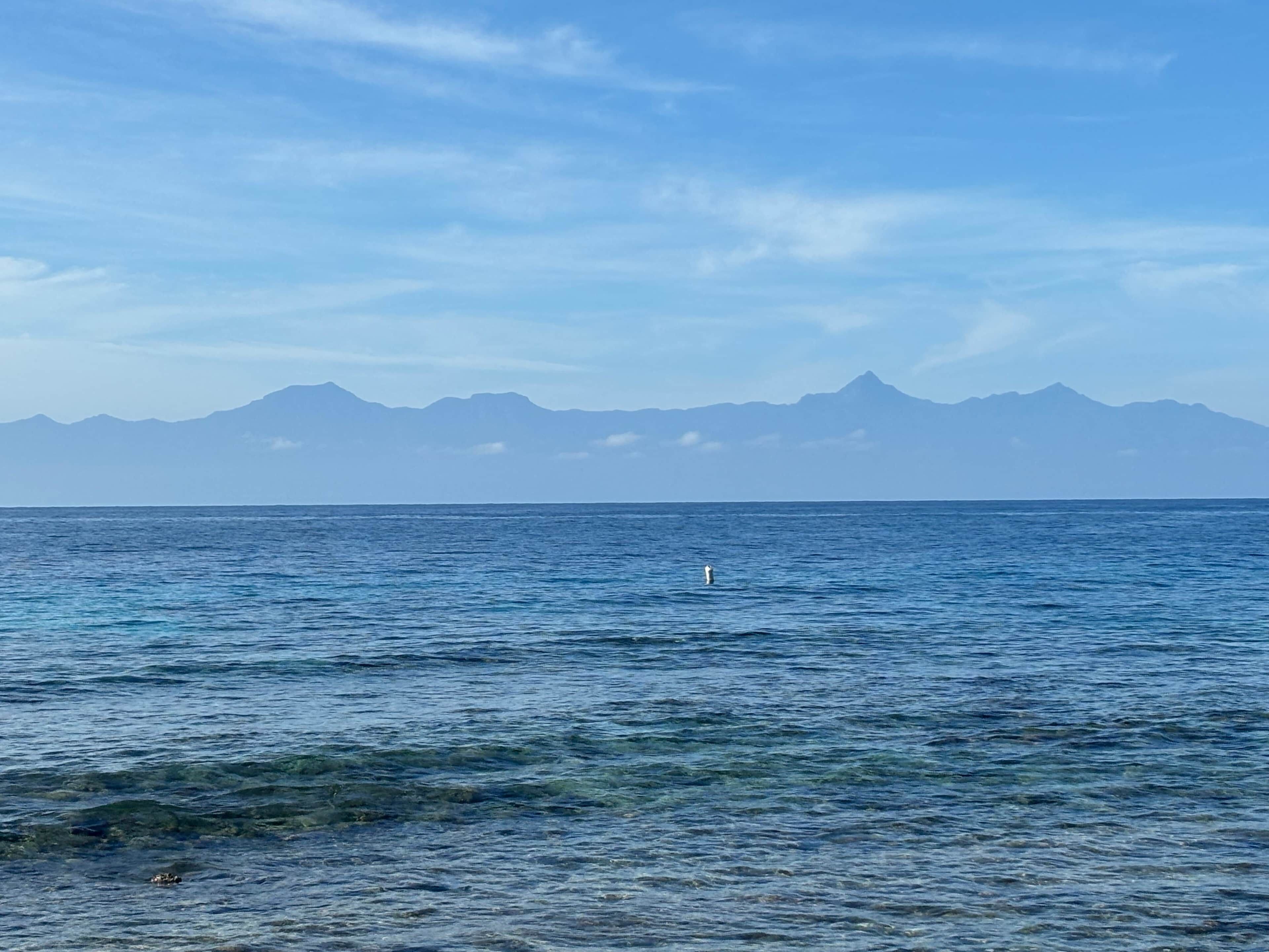 Quatro Vista Utila Caribbean Beach Vacation Rentals, walk in dive and snorkel, Pico Bonito Mountains