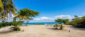 On the beach, sun-loungers, beach towels - Quatro Vista Oasis: Modern 900sqft Oceanfront Suite & Bunks (Utila)