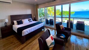 1 bedroom, free WiFi, bed sheets - Quatro Vista Oasis: Modern 900sqft Oceanfront Suite & Bunks (Utila)