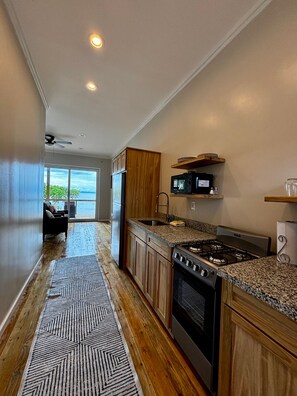 Fridge, microwave, oven, stovetop - Quatro Vista, UNIT B1 (Utila)