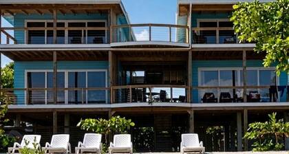 Quatro Vista Oasis: Modern 900sqft Oceanfront Suite & Bunks