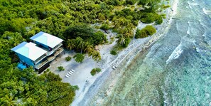 On the beach, sun-loungers, beach towels - Quatro Vista, UNIT A1 (Utila)