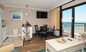 Living area - Cozy 1-bedroom condo in awesome Myrtle Beach with AC and gym (Myrtle Beach)