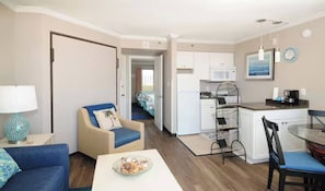 Living area - Cozy 1-bedroom condo in awesome Myrtle Beach with AC and gym (Myrtle Beach)
