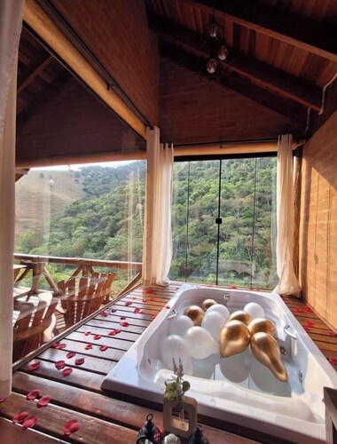 Chalé Recanto da Mata - Romantic chalet with mountain views and a hot tub.