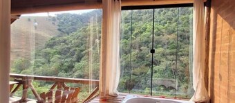 Chalé Recanto da Mata - Romantic chalet with mountain views and a hot tub.