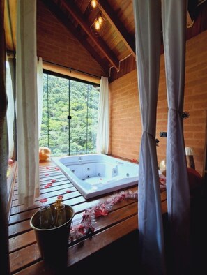 ジェットバス、ヘアドライヤー、タオル、石鹸