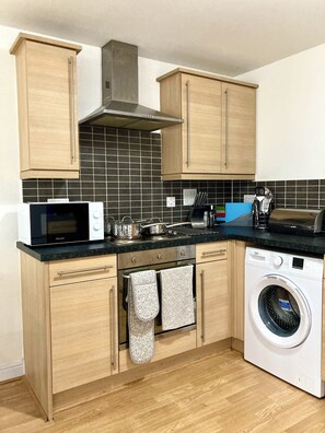 Private kitchen - Comfy & Charming Flat Family & Corporate Friendly (Liverpool)