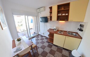 Fridge, stovetop, coffee/tea maker, cookware/dishes/utensils - Stunning apartment in Turanj with WiFi (Turanj)