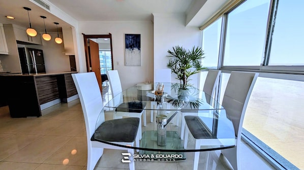 Dining - Puerto Santa Ana · 2 Suites · Pool, Jacuzzi & Gym · Self Check-in (Guayaquil)