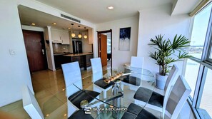 Dining - Puerto Santa Ana · 2 Suites · Pool, Jacuzzi & Gym · Self Check-in (Guayaquil)