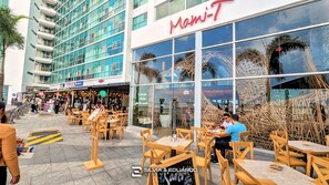 Outdoor dining - Puerto Santa Ana · 2 Suites · Pool, Jacuzzi & Gym · Self Check-in (Guayaquil)