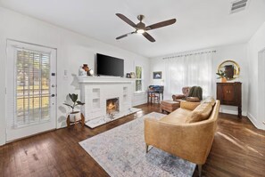 TV - Nice 2-bedroom cottage with AC in charming Arlington (Arlington)