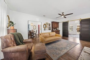 TV - Nice 2-bedroom cottage with AC in charming Arlington (Arlington)