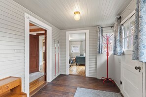Interior - Warm Cabin Vibes in Boise’s Best Neighborhood (Boise)