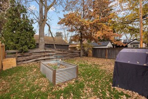 Property grounds - Warm Cabin Vibes in Boise’s Best Neighborhood (Boise)