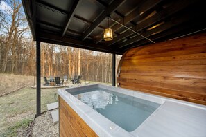 Outdoor spa tub - Game room, hot tub, SAUNA, cold plunge retreat! (Laurelville)