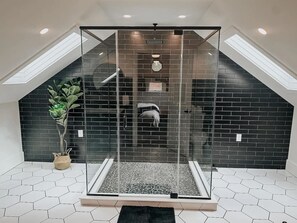 Towels, soap, shampoo, toilet paper - Game room, hot tub, SAUNA, cold plunge retreat! (Laurelville)