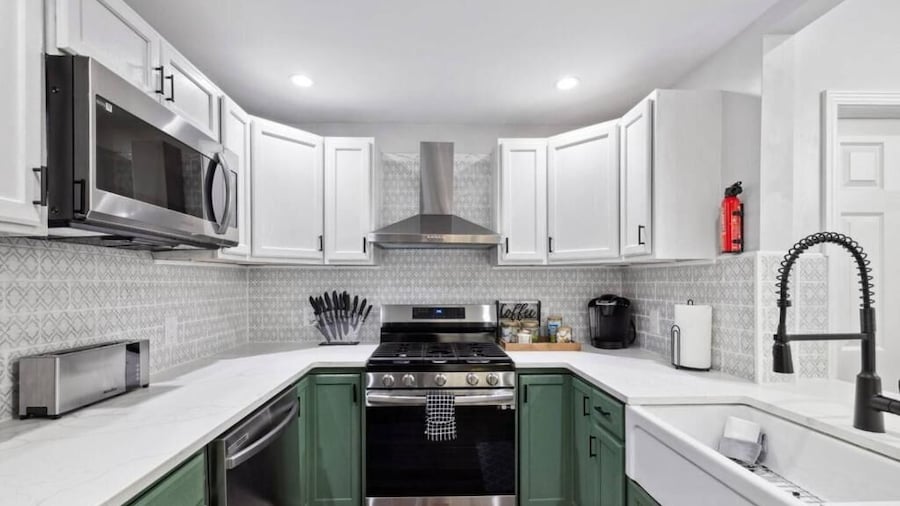 Private Hot Tub Deck Walk to Butler St