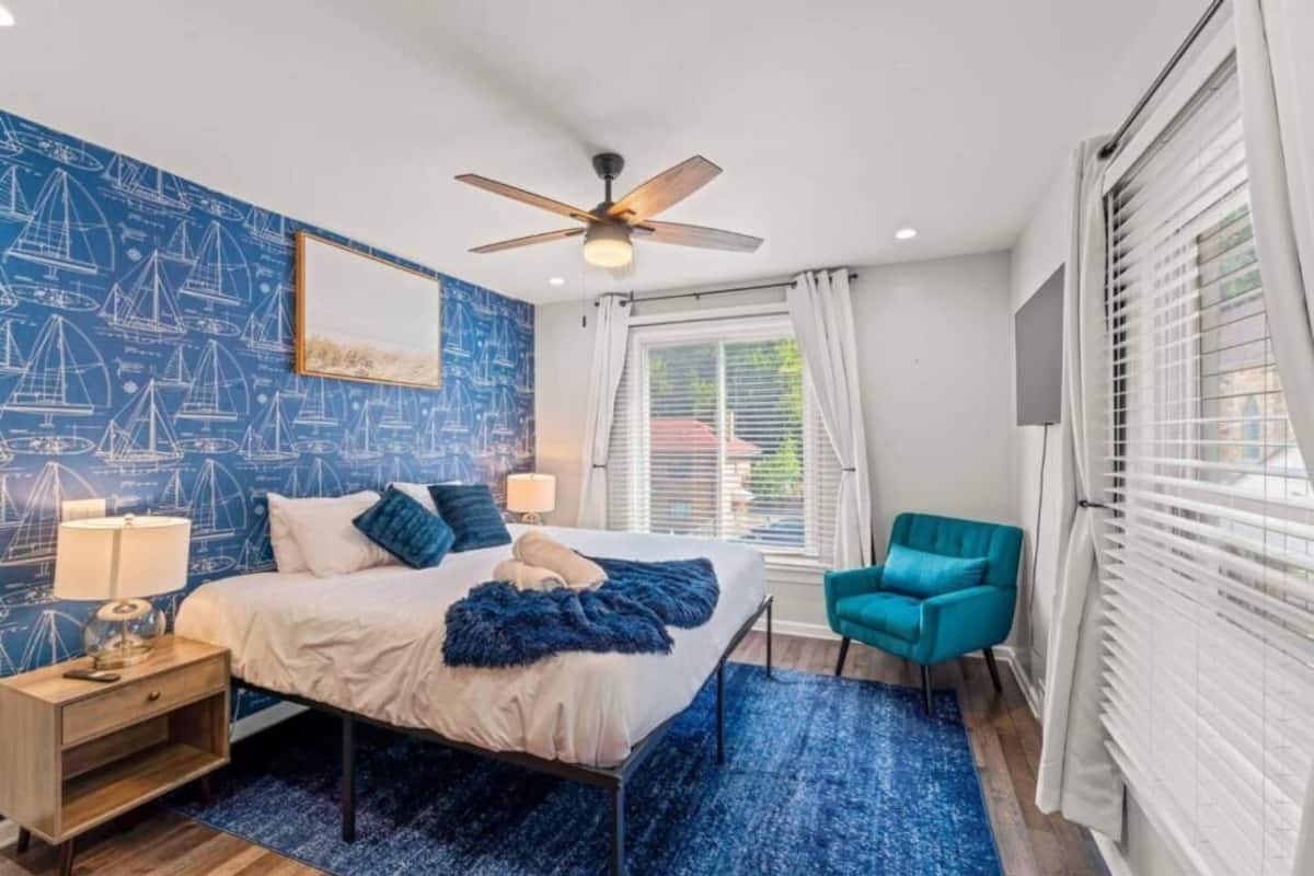 Desk, laptop workspace, free WiFi