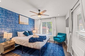 Desk, laptop workspace, free WiFi