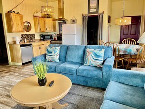 Een televisie en een open haard