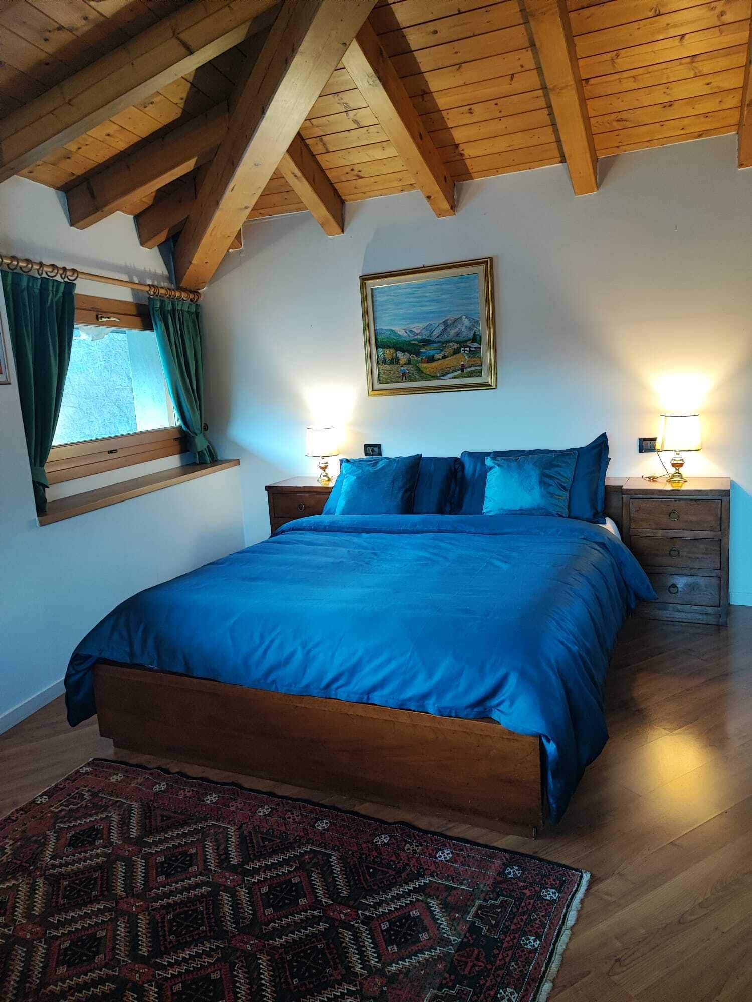 Escritorio, tabla de planchar con plancha, wifi gratis y ropa de cama
