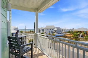 House (4 Bedrooms) | Balcony